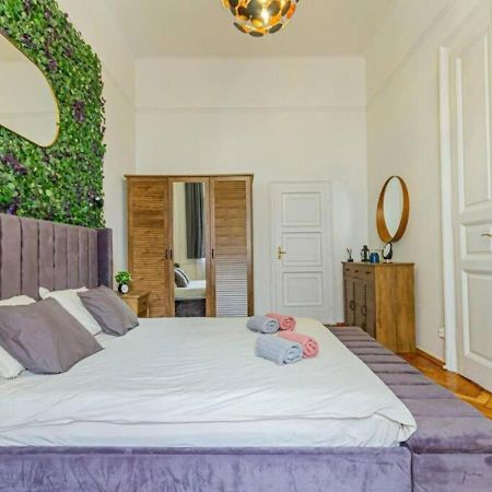 Luxury Apartment By The Famous Vaci Street Budapest Exterior photo