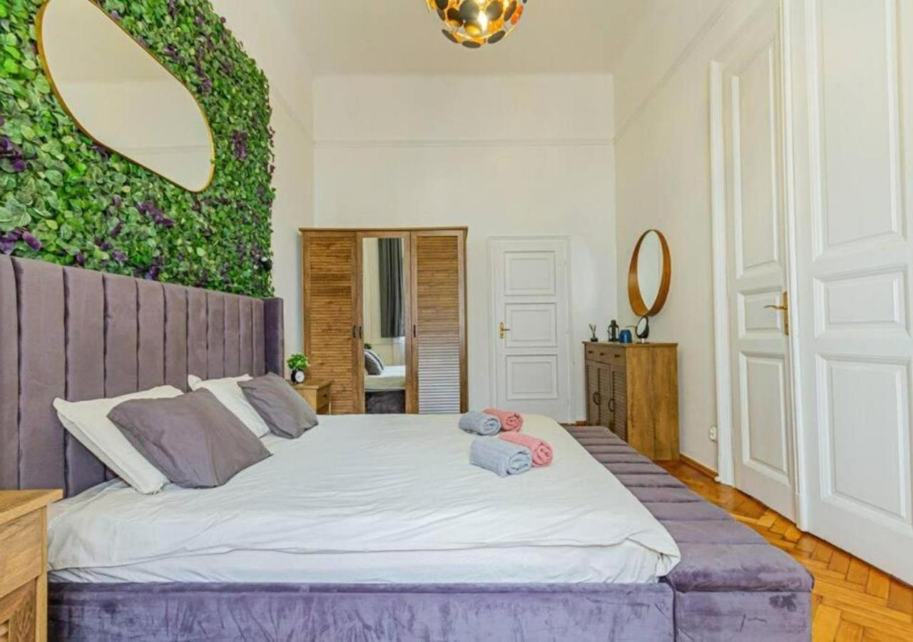 Luxury Apartment By The Famous Vaci Street Budapest Exterior photo